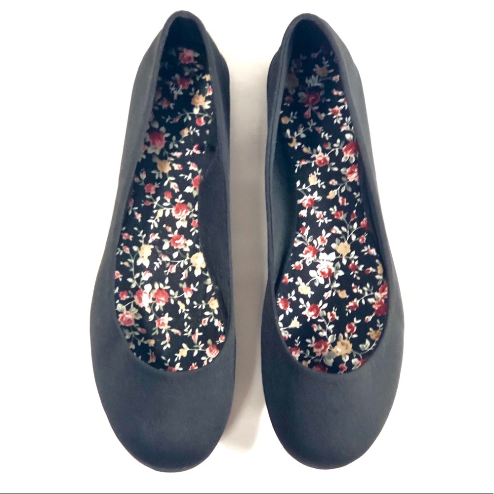 Cute Simple Black Flats w/ pretty flowered insole